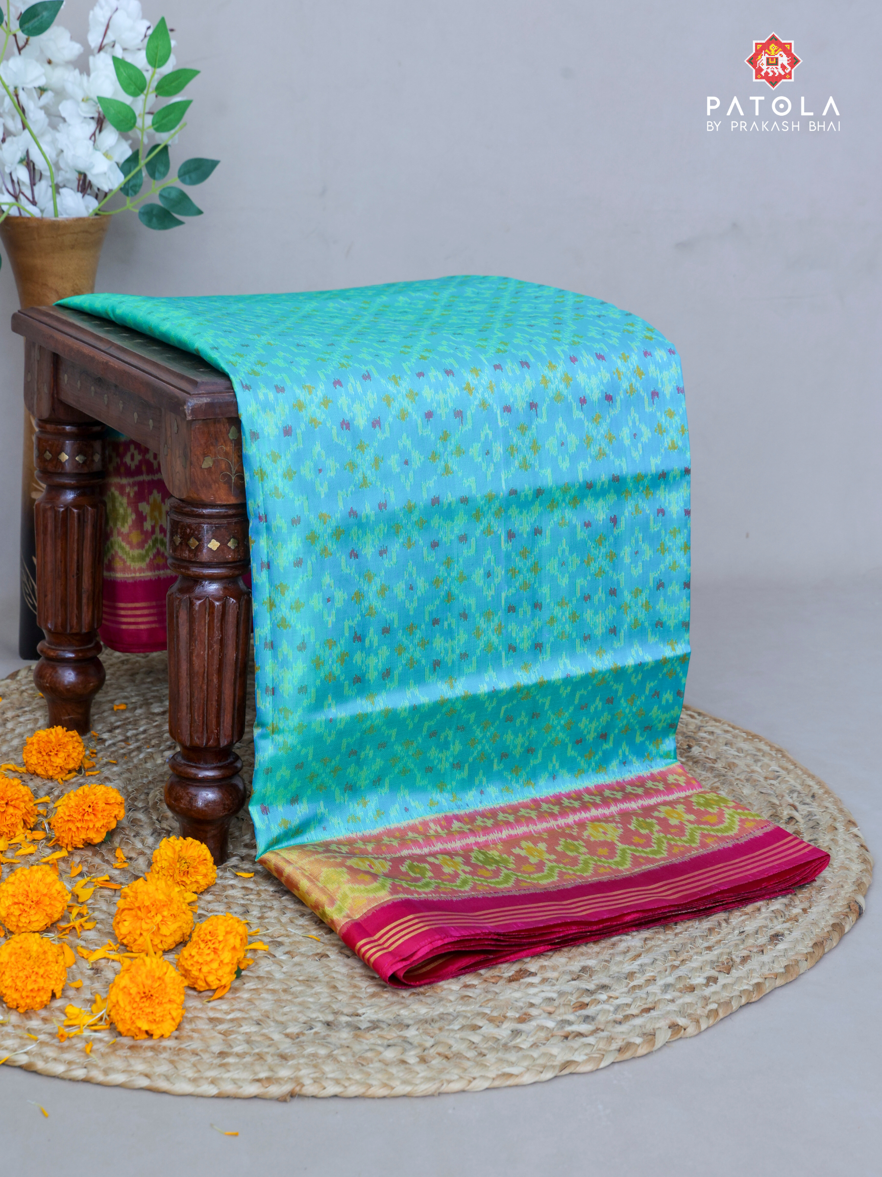 Button Phool Design With Pallu Border Contrast Single Ikat Patola Saree